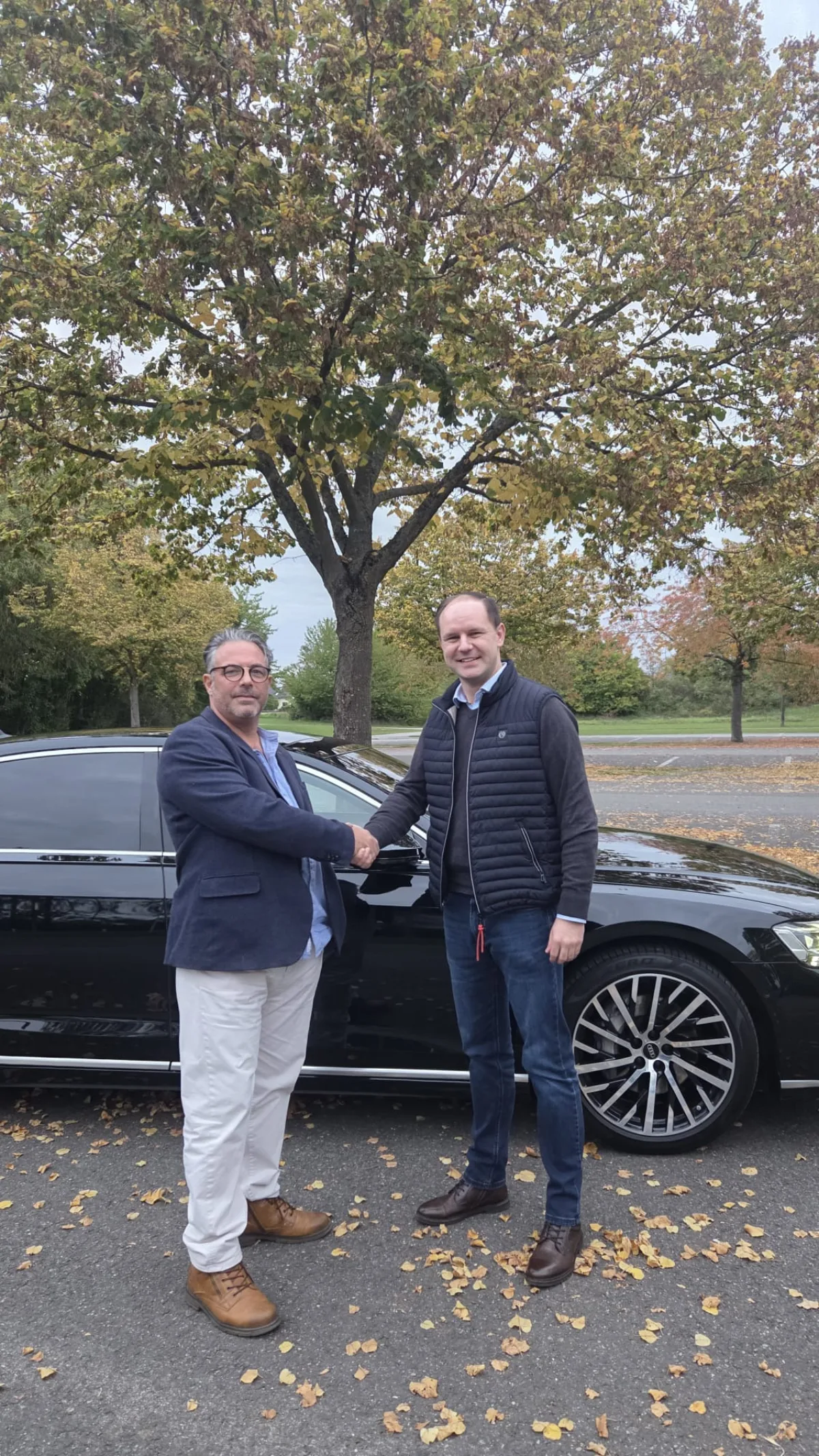 Karl Bedford übergibt ein Fahrzeug und schüttelt dem Kunden die Hand